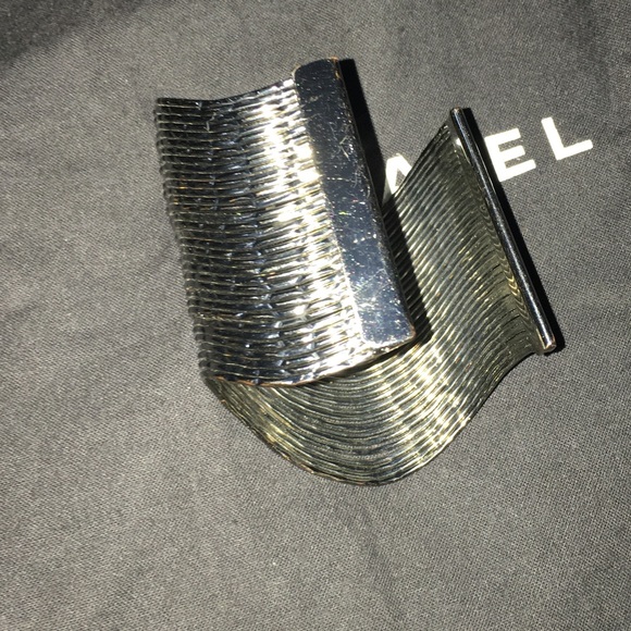 Wavy wide cuff bracelet - Picture 6 of 6